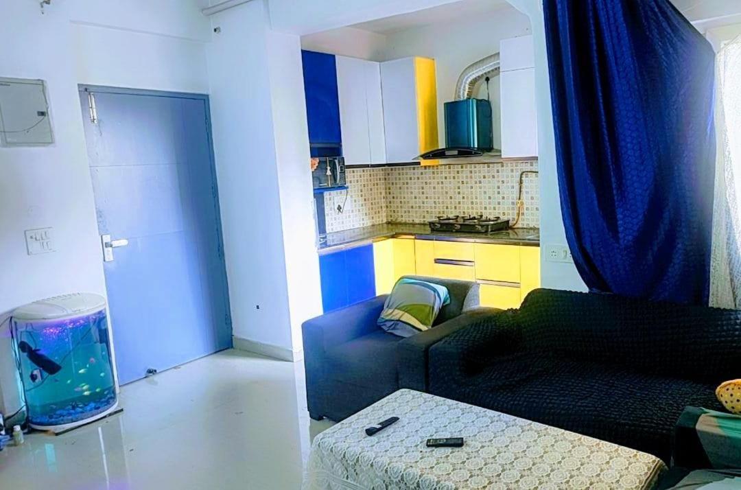 Homestay Bright And Airy Appartment Greater Noida Exterior photo
